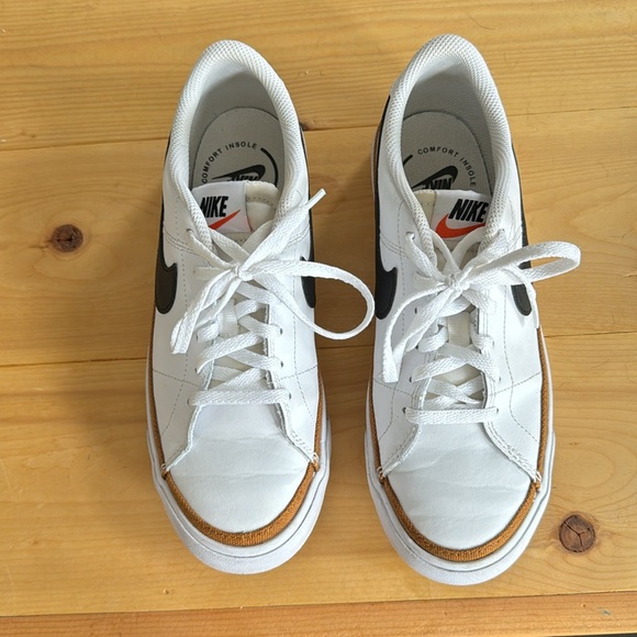 Nike court side - youth size 5.5 (women’s size 7) - Picture 2 of 3